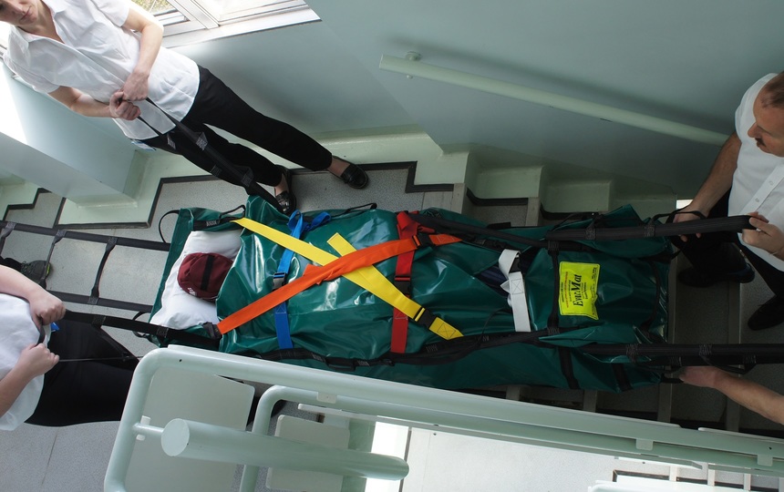 During a hands-on training session, healthcare staff demonstrated the use of evacuation equipment, specifically a ski evacuation sheet. This practical training is part of the comprehensive Evacuation Equipment Instructors Course, designed to ensure emergency preparedness in healthcare settings.